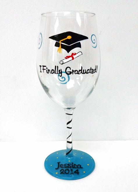 Graduation Party Gifts, Handmade Wedding Gifts, Gift Wine, Painted Glass, Wine Gifts, 5th Grade, Glass Painting, Graduation Party, Graduation Gifts