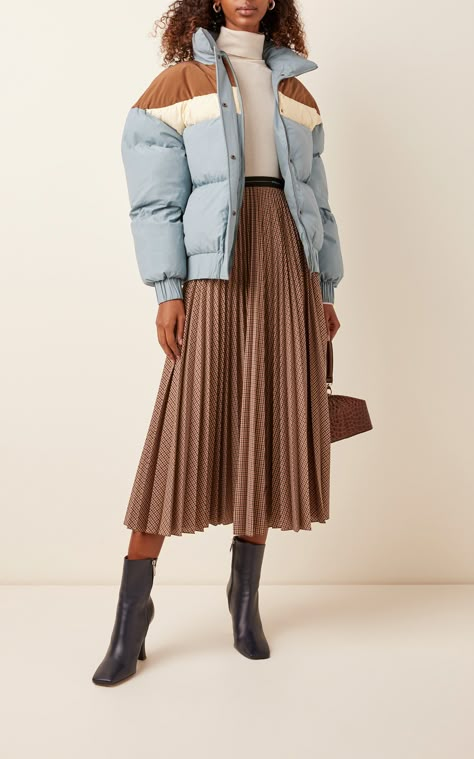 Bubble Jacket Outfit Winter, Puffer Jacket 2023, Puffer Jacket Skirt Outfit, Puffer Jacket And Skirt Outfit, Dress With Puffer Jacket, Puffer Jacket With Skirt, Crop Puffer Jacket Outfit, Winter Outfits Puffer, Bubble Jacket Outfit