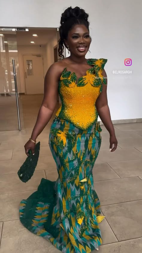 Ghanaian Wedding Dress, African Skirt And Top, Kente Wedding Dress, Afro Outfits, African Bride Dress, Chitenge Dresses, Wedding Asoebi, African Skirt, Aso Ebi Lace