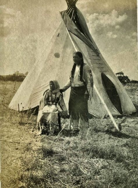 Southern Cheyenne father and daughter - circa 1900 Turtle Island, Native American Images, Plains Indians, Wilde Westen, Native American Photos, Indigenous Tribes, America Latina, Native American Peoples, Native American Heritage