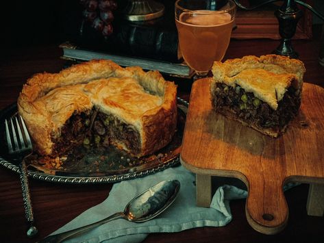 Medieval Meat Pie Medieval Meat Pie, Tavern Aesthetic Medieval Food, Tavern Food Medieval, Domesticity Aesthetic, Dnd Tavern Food, Medieval Food Ideas, 1800s Food, Medieval Food Recipes, Medieval Meals