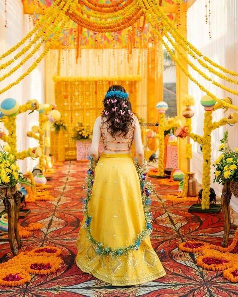 unique and quirky haldi lehenga for bride Haldi Ceremony Outfit For Bride, Haldi Outfits For Bride, Haldi Dress For Bride, Haldi Look For Bride, Haldi Dress Ideas, Haldi Outfit For Bride, Haldi Ceremony Outfit, Haldi Dress, Haldi Outfits