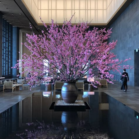 Luxury Hotel Flower Arrangement, Hotel Lobby Flower Design, Lobby Flower Arrangement Hotel, Asian Inspired Floral Arrangements, Aman Tokyo, Chinese Hotel Lobby, Hotel Flower Arrangements, Large Floor Vase, Hotel Flowers