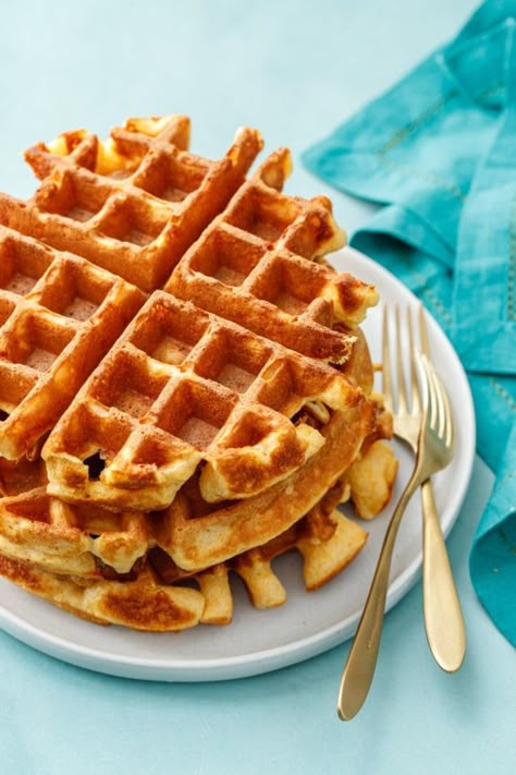 Cheddar Waffles Recipe, Cheese Waffles Recipe, Weird But Good Recipes, Savory Waffles Recipe, Savoury Waffle Recipe, Cheddar Waffles, Savoury Waffles, Breakfast Waffle Recipes, Savory Waffle Recipe