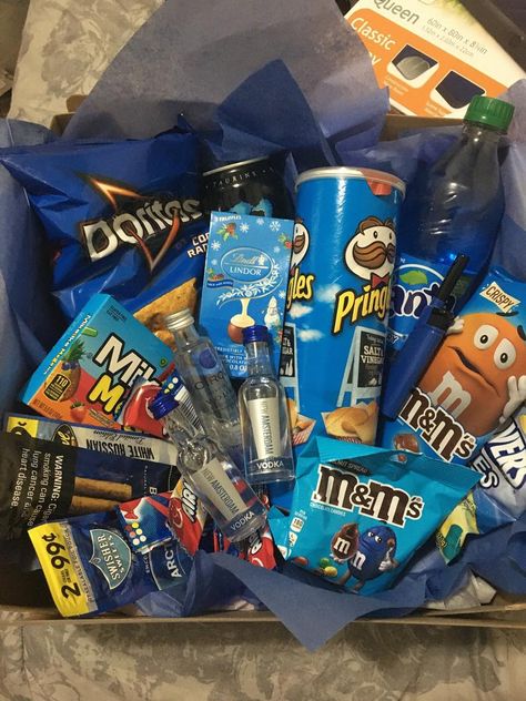 Blue Snacks For Color Party, Color Themed Gift Baskets, Blue Themed Gift Baskets, Birthday Baskets For Boyfriend, Gift Baskets For Boyfriend, Snack Box Gift, Color Picnic, Blue Gift Basket, Blue Foods