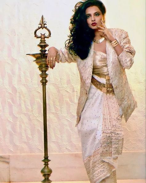 Retro Indian Fashion, Retro Fashion 70s Indian, Rekha Actress Style, Priyanka Wedding, Rekha Saree, Rekha Ji, Rekha Actress, Different Pictures, Bollywood Photos