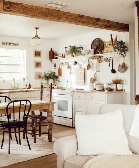 Old Farmhouse Aesthetic, Victorian Farmhouse Kitchen, Farmhouse Christmas Kitchen, Unfitted Kitchen, Spring Decorating Ideas, Rustic Farmhouse Kitchen Decor, Dining Room Hutch, Victorian Kitchen, Farmhouse Aesthetic