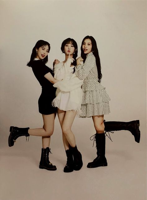 Trio Friend Poses, Ghost Shoot, Art Refs, Trio Ideas, Trio Poses, Barbie Photoshoot, Bestie Poses, Disney Poses, Group Pose