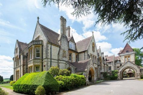 5 Gothic houses on the market right now Modern Gothic House, Gothic Exterior, Gothic Country, Gothic Style Home, Gothic Style Architecture, Modern Victorian Homes, Gothic Homes, Edwardian Architecture, Different House Styles