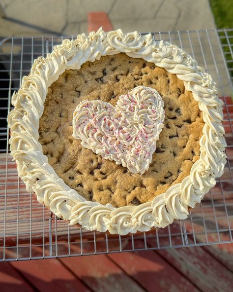 Stacked Cookie Cake Birthday, Small Cookie Cake, Cute Cookie Cake Designs Birthday, Cookie Cake Aesthetic, Cute Cookie Cake Designs, Wedding Cookie Cake, Decorated Cookie Cake, Birthday Cookie Cake, Pastry Ideas