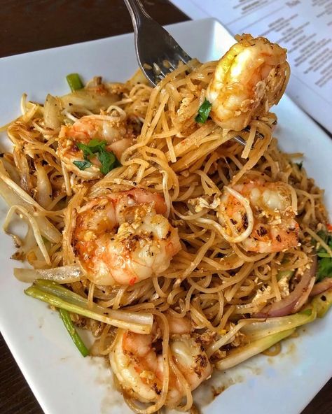 Pad Thai Shrimp, Shrimp Pad Thai, Thai Shrimp, Pad Thai, Food Obsession, Amazing Food, Aesthetic Food, I Love Food, Noodles