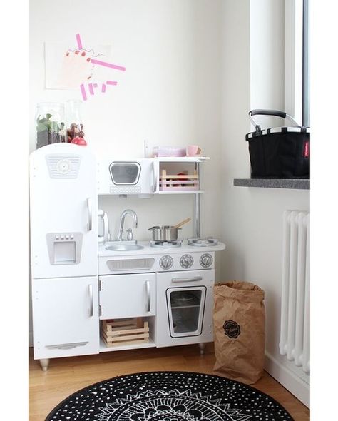 Picture perfect! What a great corner with #kidkraft vintage kitchen :) sugarandtots.com #kidsroom #playroom #playkitchen #toddlertoys #toddlersofinstagram #toddlerlife #momswithcameras #toddlerfun #momazine #itshappyhere #pretendplay #interior_and_living #roomideas #childhoodunplugged Playroom Centers, Corner Play Kitchen, Kidkraft Vintage Kitchen, Kidkraft Kitchen, Kid Bedrooms, Kitchen Toy, Bunk Bed With Slide, Big Girl Bedrooms, Wooden Food