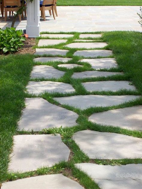 Stone Garden Paths, Backyard Walkway, Walkway Landscaping, Pathway Landscaping, Walkway Ideas, Garden Paving, Front Yard Garden Design, Garden Stepping Stones, Stone Walkway