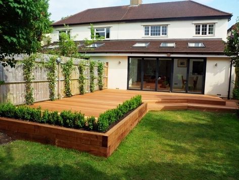 Wooden garden sleepers – Yes or no to railway sleepers in the garden? | Deavita Small House Landscaping, Australian Backyard, Terrasse Design, Elevated Gardening, Raised Patio, Patio Deck Designs, Wooden Deck, Deck Designs Backyard, London Garden