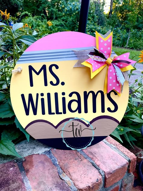 Diy Door Hanger Ideas, Diy Teacher Sign, Round Teacher Door Hanger, Indoor Doors Modern, Back To School Classroom Door, Luxury Door Design, Pencil Door Hanger, Teacher Welcome Signs, Wooden Door Ideas