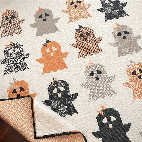 Halloween Quilt Patterns, Halloween Quilt, Quilt Sewing Patterns, Quilt Care, Cute Quilts, Holiday Quilts, Fall Quilts, Halloween Quilts, Diy Quilt