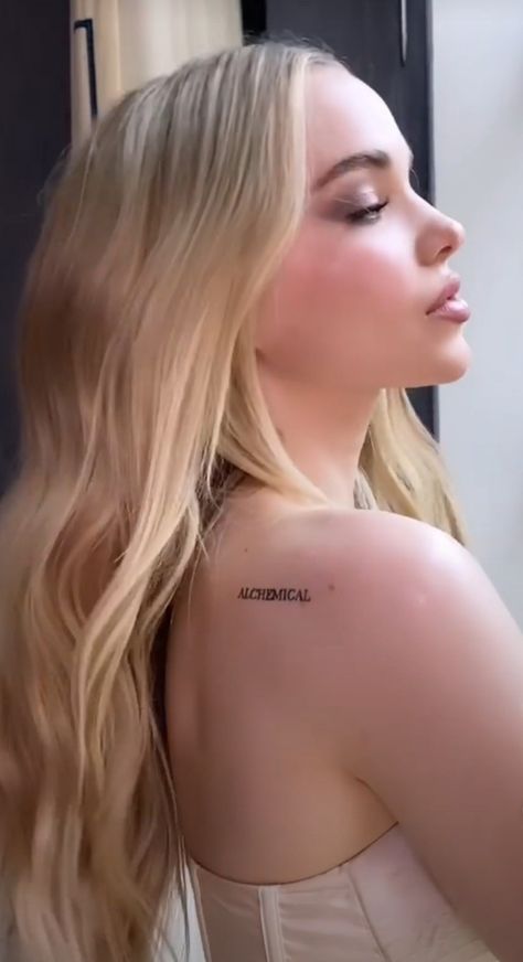 Dove Cameron Back Tattoo, Dove Cameron Side Profile, Dove Cameron Nose, Dov Cameron, Cameron Hair, Dove Cameron Tattoo, Dove Tattoo, Pretty Hand Tattoos, Baby Lips