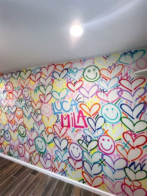 Flower Paint Walls, Spray Paint Heart Wall, Grafitti Murals, Painted Walls Ideas, Graffiti Bedroom, Playroom Mural, Doodle Wall, Colorful Graffiti, Kids Room Paint