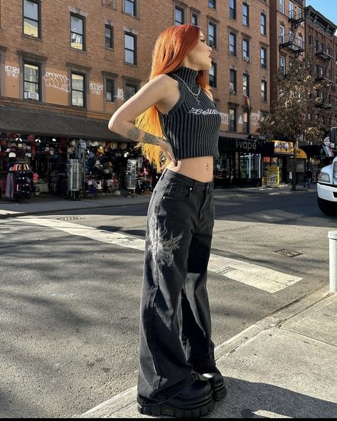 Alternative Fashion Pants, Halsey Stage Outfits, Paramore Outfit Ideas, Going Out Grunge Outfits, Metalcore Concert Outfit, Metalcore Aesthetic Outfit, Rock Looks For Women, Rock Band Outfits Women, Dark Concert Outfit