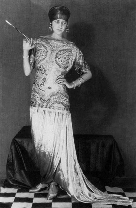 Peggy Guggenheim in Paul Poiret Paul Poiret, Peggy Guggenheim, Annie Leibovitz, Richard Avedon, 20s Fashion, Man Ray, 1920s Fashion, White Photo, Cthulhu