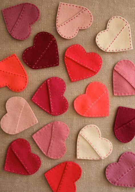 Buku Diy, Dating Funny, First Sewing Projects, Baby Mobil, Purl Bee, Heart Shaped Valentines, Valentine Crafts For Kids, Homemade Valentines, Candy Hearts