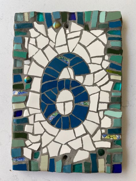 Mosaic House Numbers Ideas, House Number Mosaic Ideas, Mosaic Door Numbers, Mosaic Address Sign, Mosaic House Numbers Diy, Broken Plates Mosaic Ideas, House Number Mosaic, Creative House Number Ideas, Mosaic Sign