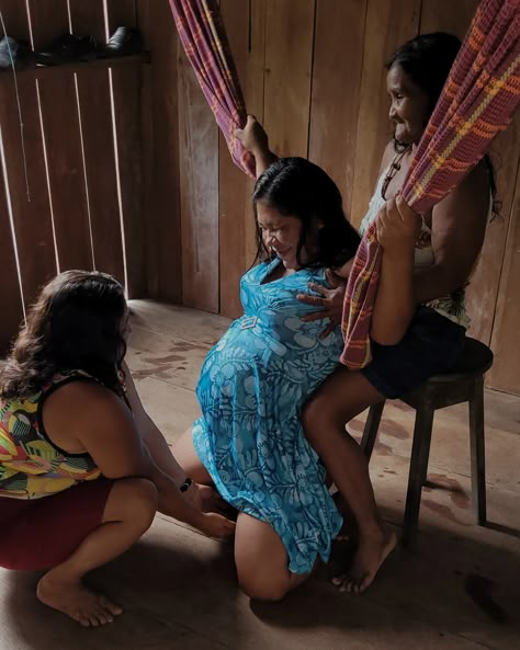 Amazonian Midwives Are Bringing the Sacred Back to Birth | Vogue Natural Birth Black Women, Home Birth Black Women, Non Medicated Birth, Natural Birth Aesthetic, Black Doula Aesthetic, Birth Doula Aesthetic, Giving Birth Art, Home Birth Aesthetic, Birth Aesthetic