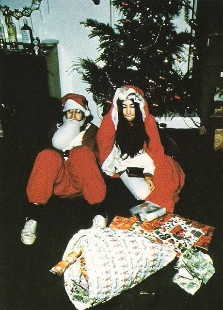 Merry Christmas!! Beatles Christmas, Magic Santa, John Lennon Yoko Ono, Apple Christmas, Vintage Christmas Photos, John Lennon And Yoko, Happy Xmas, Christmas Musical, Celebrity Halloween Costumes