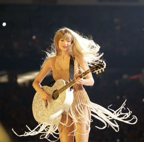 Taylor Swift Guitar Aesthetic, Taylor Swift On Stage, Taylor Swift Fotos, Estilo Taylor Swift, Taylor Swift Fearless, Swift Photo, Taylor Swift Album, Taylor Swift Wallpaper, Long Live Taylor Swift