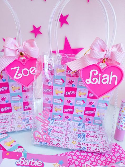 #barbiepartyideas #barbieparty #hibarbie #barbiegift Barbie Favor Bags, Barbie Goodie Bag Ideas, Barbie Party Bags, Barbie Gift Bags, Barbie Candy Bags, Barbie Party Decorations, Barbie Theme Party, Barbie Gifts, Birthday Party Treats