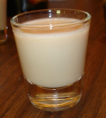 I used to get this in a club when I didnt want a Kamikaze or something that tasted too strong! This tates just like carrot cake, it really does! Cake Shot, Drink Recipies, Cake Shots, Cocktail Shots, Gluten Free Cheesecake, Vegan Carrot Cakes, Salty Cake, Baileys Irish Cream, Shot Recipes