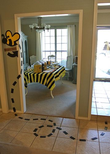 School Spelling Bee Decorations, Bumblebee Birthday Party Decorations, Diy Bee Decorations Birthday Parties, Beehive Decorations Diy, Diy Bee Themed Party Decorations, Diy Bee Decorations Classroom, Diy Bee Day Decor, Bee Decorations Diy, Diy Bee Birthday Decor