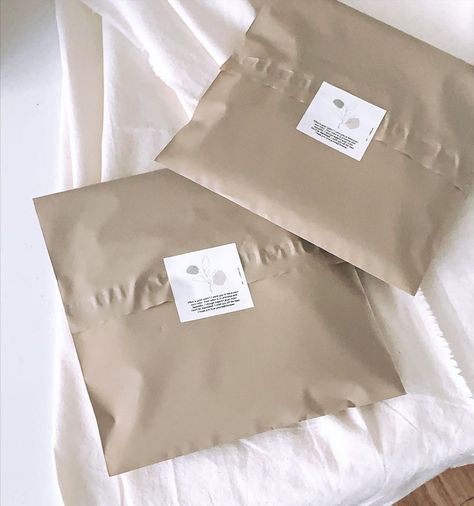 Polymailer Packaging Ideas, Sustainable Packaging Clothes, Packaging Ideas For Clothing Branding, Polymailer Packaging Design, Polymailer Packaging, Suga Style, New Year Look, New Year Style, Ecommerce Packaging