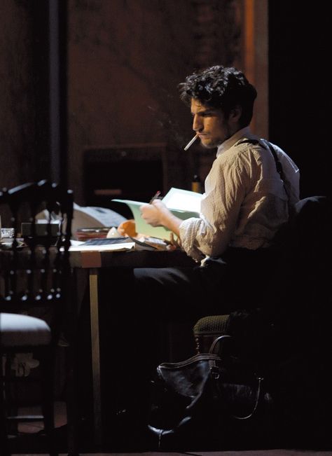 Tracy Chevalier, Louis Garrel, Chaotic Academia, Man Sitting, Dark Academia Aesthetic, Trik Fotografi, The Secret History, Academia Aesthetic, 인물 사진