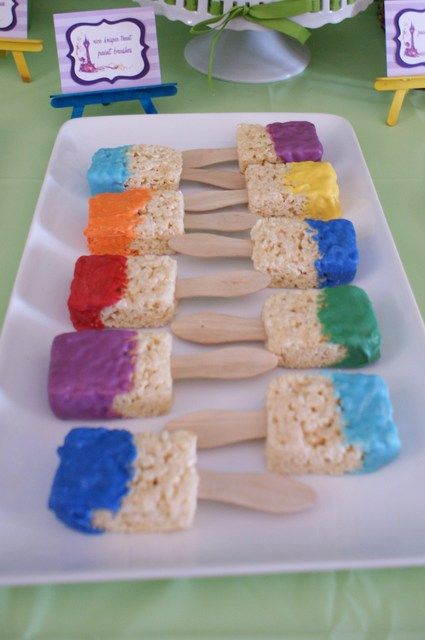 Rice krispy treats Paint brushes!!!   First make rice crispy treats with rice krispies and marshmallows, when cool insert popsicle stick. To make paint, melt white chocolate and add food coloring!! Dip in rice krispie paint brush an there you go!! =^^= Heart Desserts, Tangled Birthday, Rapunzel Tangled, Hello Sweetie, Rice Krispy, Kids Treat, Painting Party, Toddler Snacks, Rice Krispie