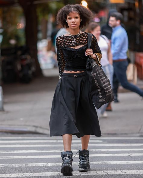 June Archives Watching New York, New York Outfits, Summer Goth, Paris Street Style, Rainy Day Outfit, Festival Outfit, Black Skirt, Black Outfit, Wearing Black