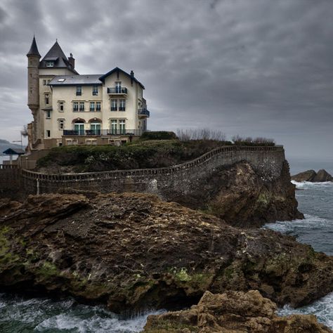 castle Victorian Artifacts, Lotto Win, Architecture Gothic, Biarritz France, Amazing Homes, Unfortunate Events, House By The Sea, Big Big, Dream Places