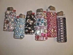 decorated bic lighter for a stoner present Altoids Wallet, Lighter Art, Diy Cape, Rhinestone Projects, Easy Diy Christmas Gifts, Cool Lighters, Lighter Case, Easy Diy Gifts, Puff And Pass