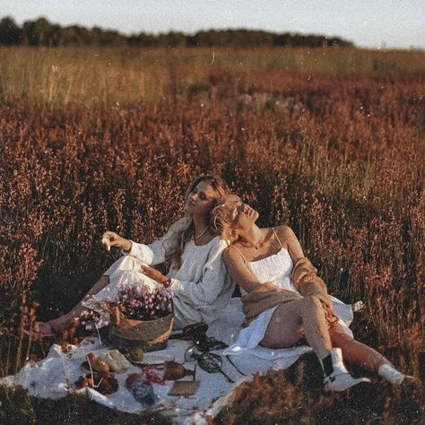 Friends Picnic Photoshoot, Forest Picnic, Picnic Photoshoot, Engagement Inspo, Summer Picnic, Birthday Photoshoot, Beautiful Family, Photo Poses, Cute Pictures