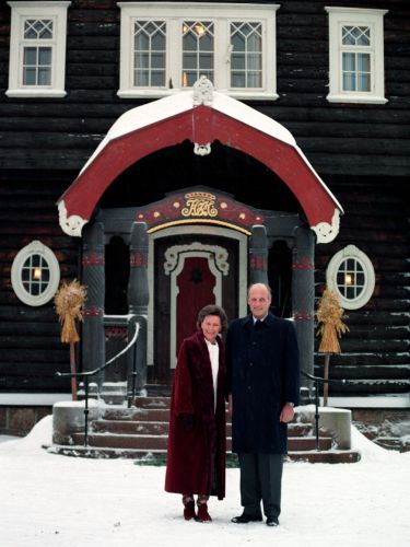 The Royal Lodge Kongsseteren - The Royal House of Norway Norwegian People, Gable Wall, Royal Lodge, Architecture Design Competition, Farmhouse Architecture, Neo Baroque, Queen And King, Wooden Architecture, Two Storey House