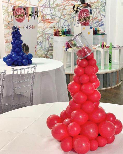 Crayola Birthday Party, Bucket Centerpiece, Crayola Art, Trunk Party, Balloon Painting, Art Birthday Party, Paint Buckets, Crayola Crayons, Balloon Centerpieces