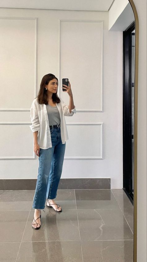 Office Outfits Indian Women, College Outfits Women Summer, Office Outing Outfit Women, Indian Office Outfits Women, Minimal Outfits For Women Summer, Summer College Fits, Classy Summer Outfits Aesthetic Casual, Western Outfits Women Casual Fashion, Baggy Jeans Office Outfit