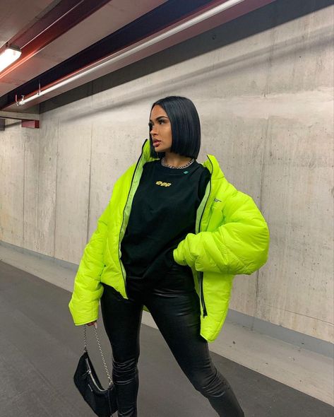 Neon Puffer Jacket Outfit, Green Puffer Jacket Outfit, Yellow Jacket Outfit, Puffer Jacket Outfit, Green Puffer Jacket, Rave Fits, New York Outfits, Bubble Coat, Packable Jacket