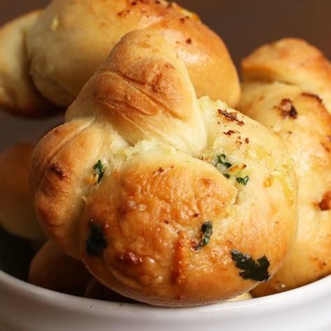 Garlic Knots Garlic Knots With Biscuit Dough, Quick Garlic Knots, Garlic Knot Dough Recipe, Garlic Knots Biscuit Dough, Crescent Roll Garlic Knots, Cooking Videos Tasty, Focaccia Dolce, Proper Tasty, Tasty Videos