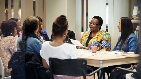 Administrators can strengthen relationships at their schools by inviting teachers to participate in the decisions that concern them most. Professional Development For Teachers, School Climate, School Leadership, English Phonics, Teaching Lessons, Effective Leadership, Teacher Team, School Leader, Instructional Coaching