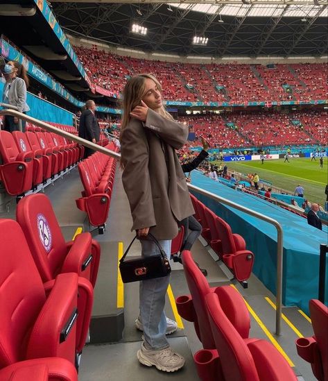 Stadion Outfit, Stadium Picture Ideas, Soccer Game Outfits, Football Girlfriend, Footballers Wives, Football Wags, Soccer Outfit, Soccer Outfits, Football Game Outfit