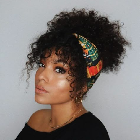 Headwrap Hairstyles, Cabello Afro Natural, Curly Hair Accessories, Curly Hair Ideas, Head Wrap Styles, Hair Wrap Scarf, Hair Scarf Styles, Penteado Cabelo Curto, Hair Wraps