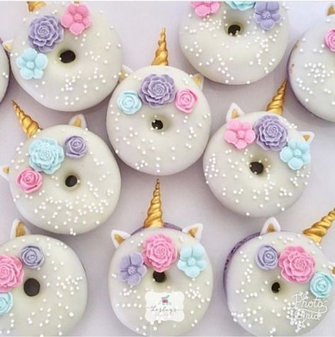 Diy Unicorn Backdrop, Baby Unicorn Party, Gökkuşaği Pasta, Unicorn Macarons, Unicorn Desserts, Unicorn Birthday Party Decorations, Happy Unicorn, Unicorn Themed Birthday Party, Diy Unicorn