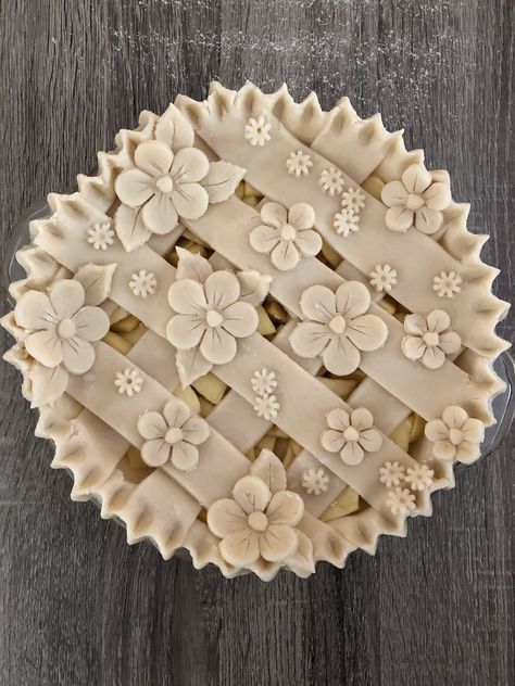 Apple Pie Tops Design, Cute Apple Pie Crust Designs, Thanksgiving Apple Pie Designs, Decorated Apple Pie, Pie Crust Flowers How To Make, Pie Crusts Design, Cute Pie Designs, Apple Pie Designs Crusts, Cute Pie Crust Designs