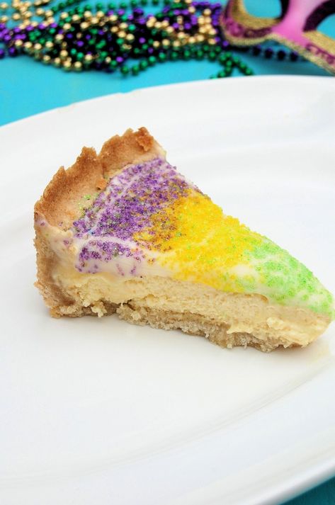 King Cake Cheesecake, King Cake Recipe, Mardi Gras King Cake, Mardi Gras Food, Cake Cheesecake, Baking Items, King Cake, Piece Of Cake, Sweets Treats